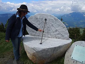 Sonnenuhr auf der Hohen Salve in Söll