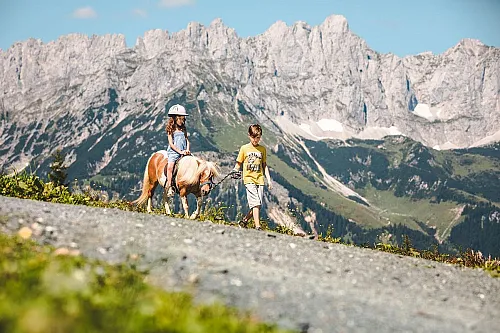 Ponyreiten auf der Astbergalm am Wilden Kaiser Brixental