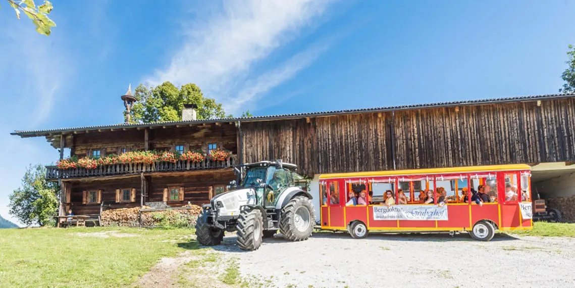 Wilder-Kaiser-Traktorfahrt-Besichtigung-Bergdoktorhaus-Söll