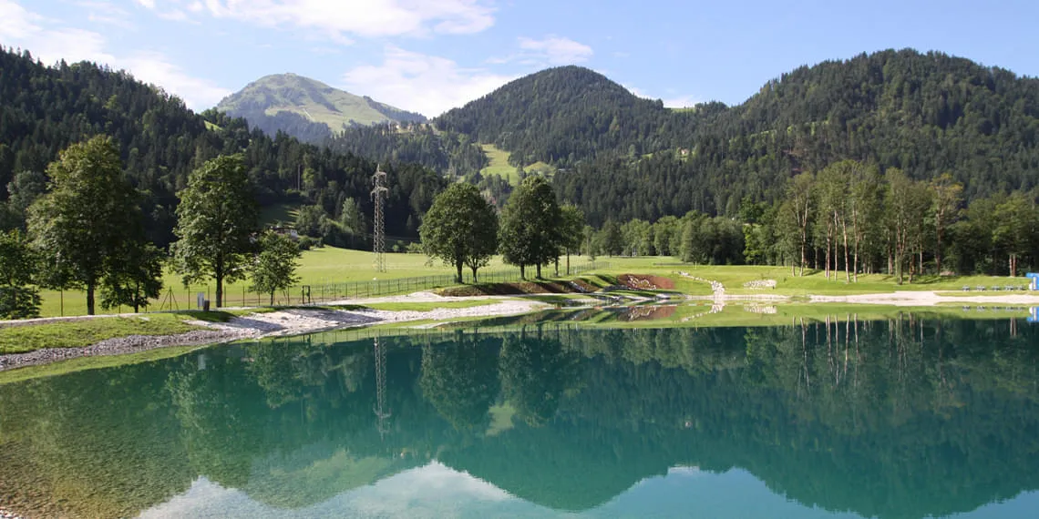 Ahornsee in Söll mit Blick auf die Hohe Salve Ahornsee in Söll mit Blick auf die Hohe Salve