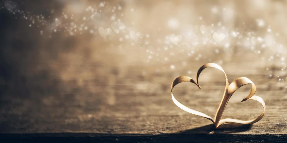 Hochzeitsringe als Herz geformt